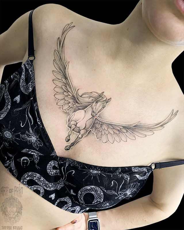 Татуировка женская графика на груди пегас – Мастер тату: Мария Бородина (Челнокова)