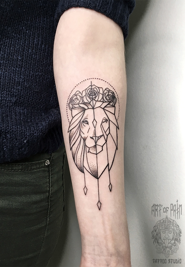 Татуировка женская графика на предплечье лев с цветами – Мастер тату: 