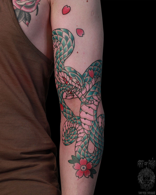 Татуировка мужская япония на руке змея и сакура – Мастер тату: Марк Акулов