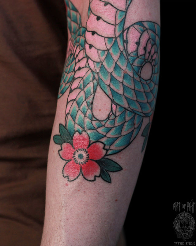 Татуировка мужская япония на руке змея и сакура – Мастер тату: Марк Акулов