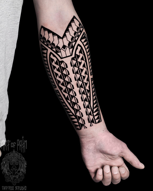 Татуировка мужская полинезия на предплечье узор – Мастер тату: Юрий Хандрыкин