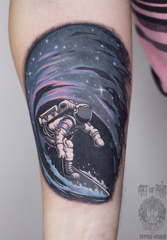 Татуировка мужская нью-скул на предплечье космонавт – Мастер тату: Анастасия Родина