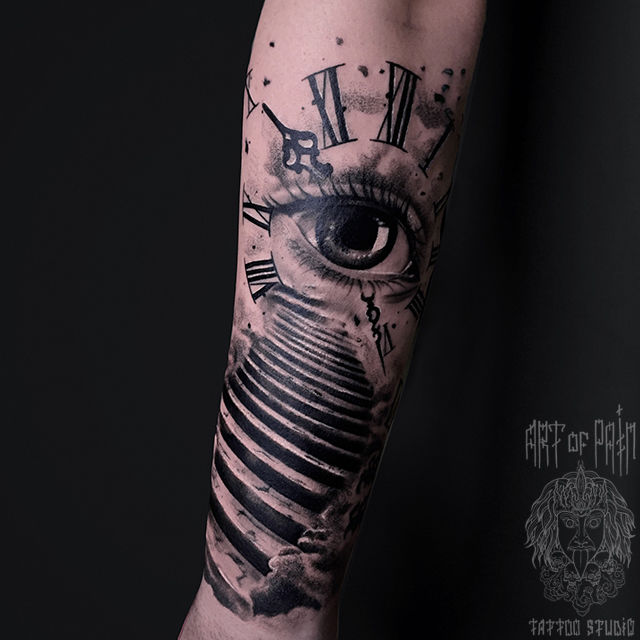 Татуировка женская black&grey на предплечье часы, глаз и лестница – Мастер тату: Анастасия Юсупова
