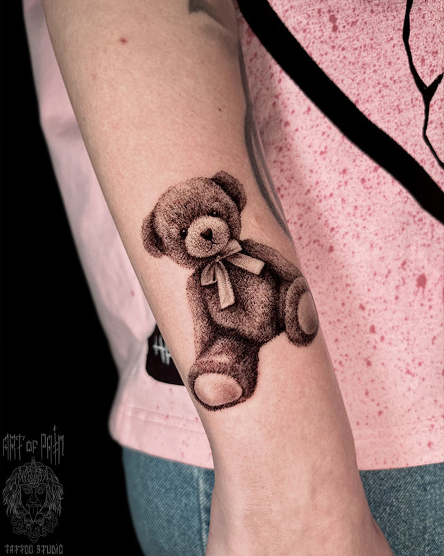 Татуировка женская графика на предплечье мишка – Мастер тату: Евгения Шмидт