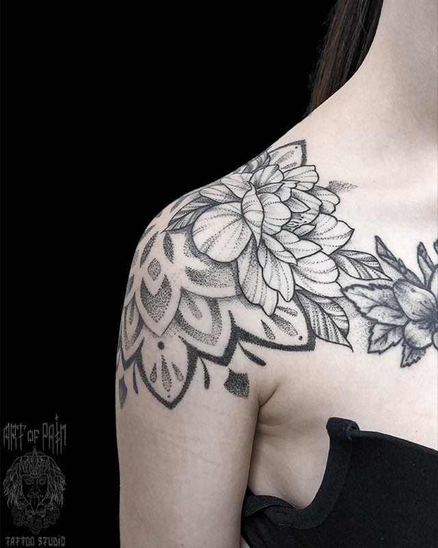 Татуировка женская орнаментал и графика на плече мандала и пион – Мастер тату: Мария Котова