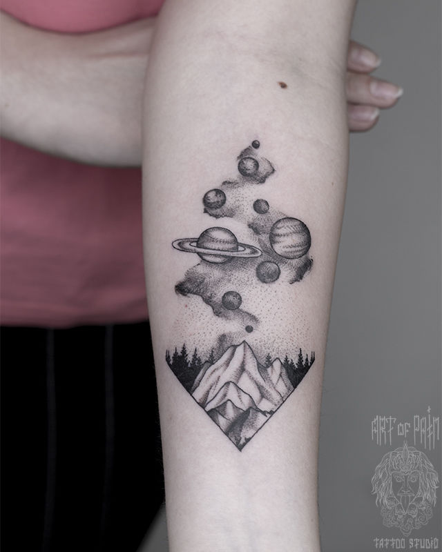 Татуировка женская графика на предплечье горы и планеты – Мастер тату: 