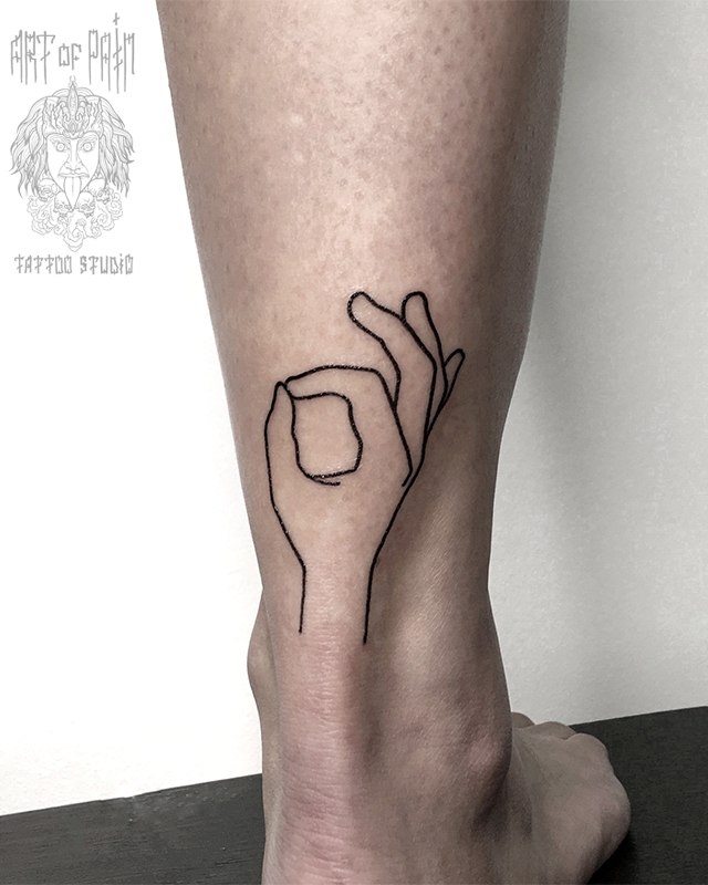 Татуировка женская графика на щиколотке рука – Мастер тату: Максим Север