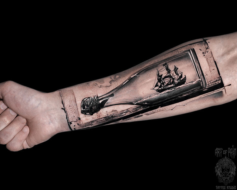 Татуировка мужская графика на предплечье корабль в бутылке – Мастер тату: Слава Tech Lunatic