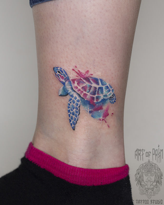 Татуировка женская нью-скул на щиколотке черепаха – Мастер тату: Анастасия Родина