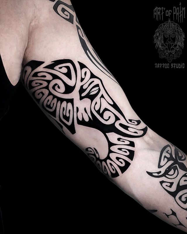 Татуировка мужская полинезия на руке слон – Мастер тату: Юрий Хандрыкин