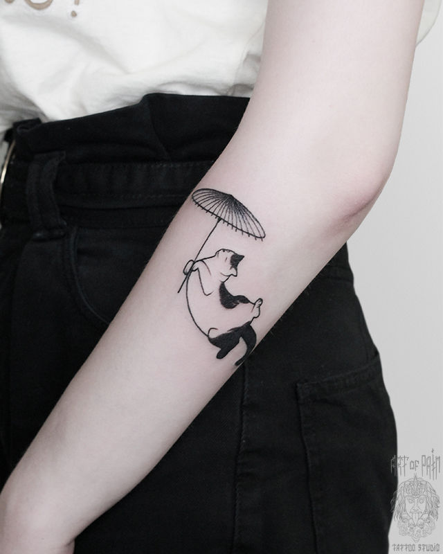 Татуировка женская графика на предплечье котик с зонтом – Мастер тату: 