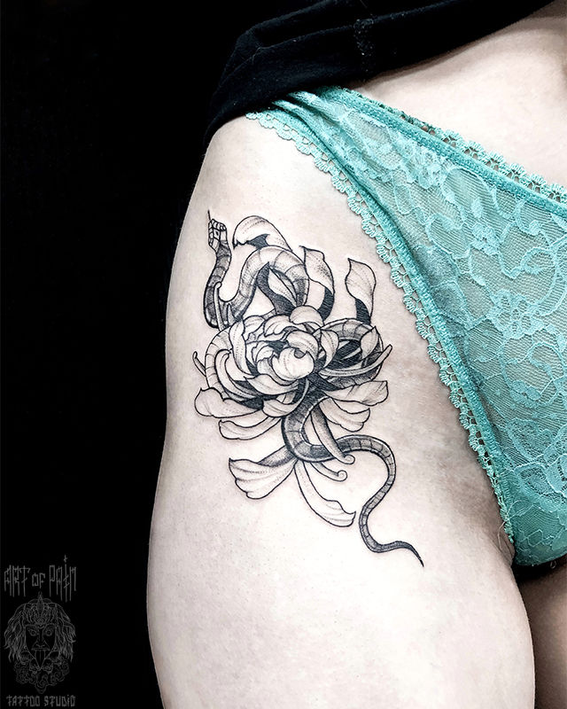 Татуировка женская графика на бедре цветы и змея – Мастер тату: Мария Котова