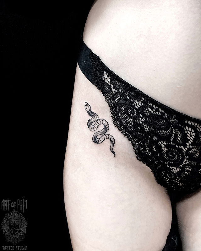 Татуировка женская графика на бедре маленькая змейка – Мастер тату: Мария Котова