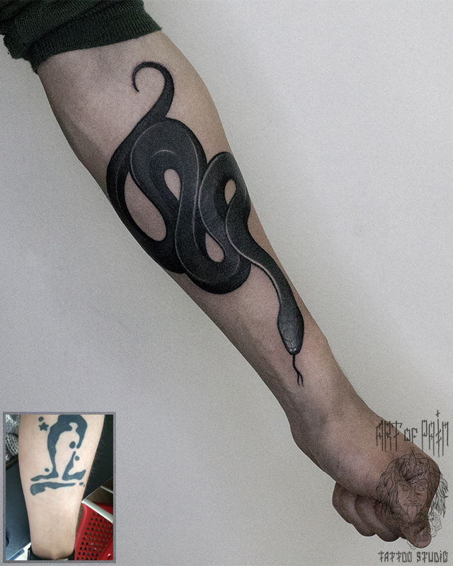 Татуировка мужская графика на предплечье змея CoverUp – Мастер тату: 