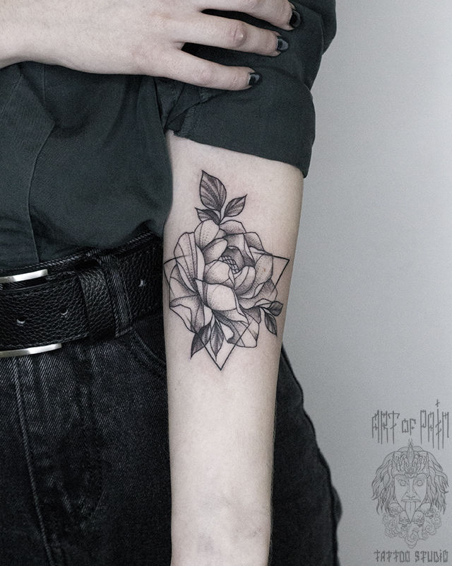 Татуировка женская графика на предплечье роза – Мастер тату: 