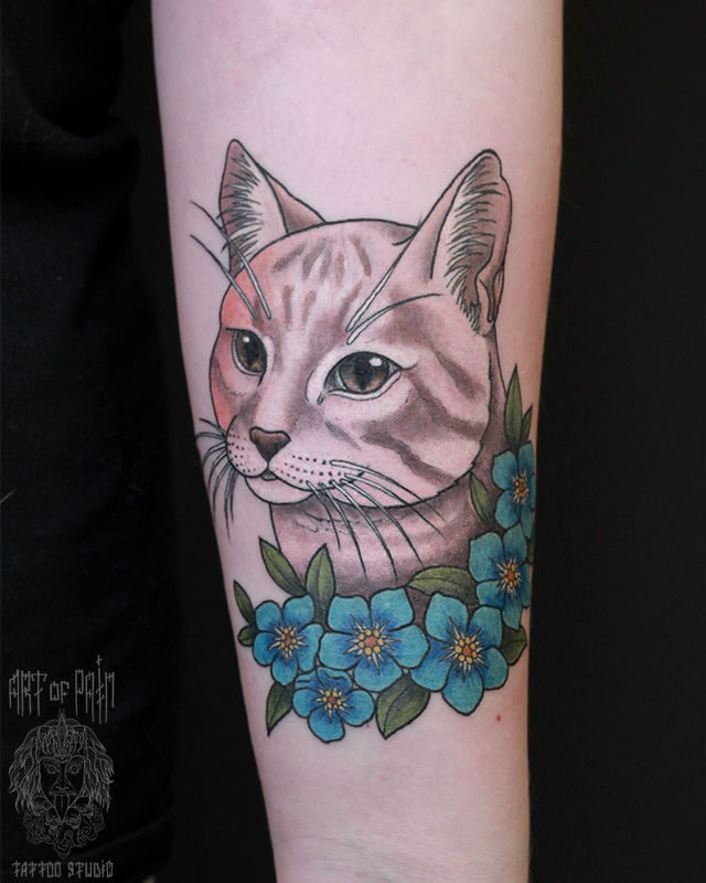 Татуировка женская нью-скул на предплечье кот в цветах – Мастер тату: Анастасия Родина