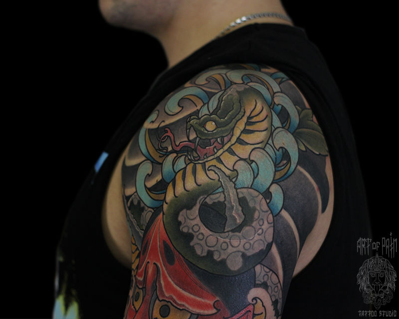 Татуировка мужская япония на плече змея и хризантема – Мастер тату: Марк Акулов