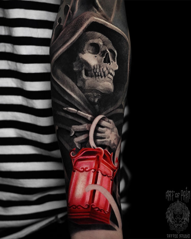Татуировка мужская хоррор на предплечье смерть с фонарем – Мастер тату: Анастасия Юсупова