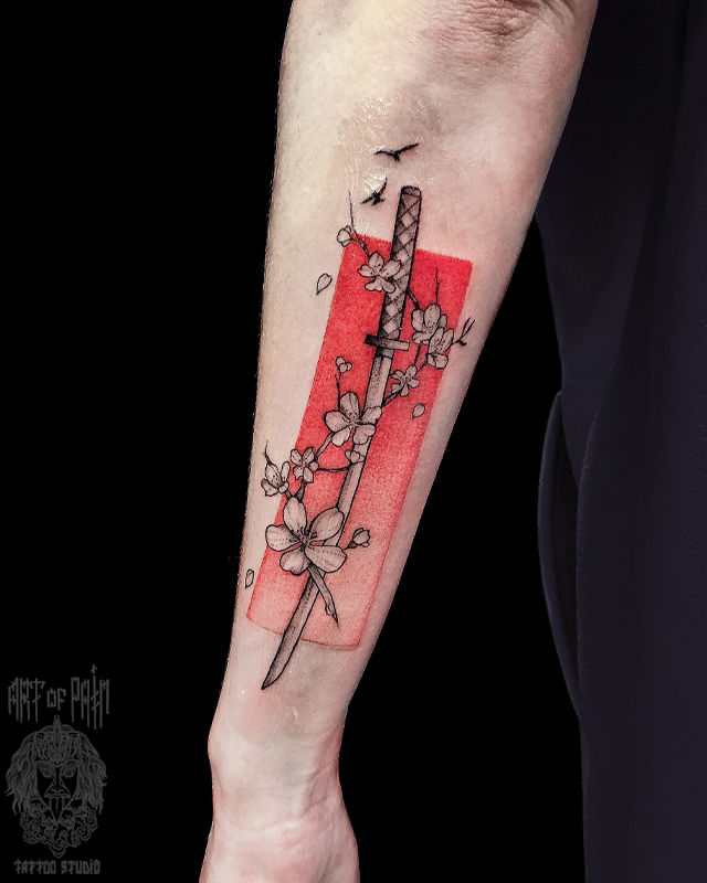 Татуировка мужская графика на предплечье меч и сакура – Мастер тату: Мария Котова