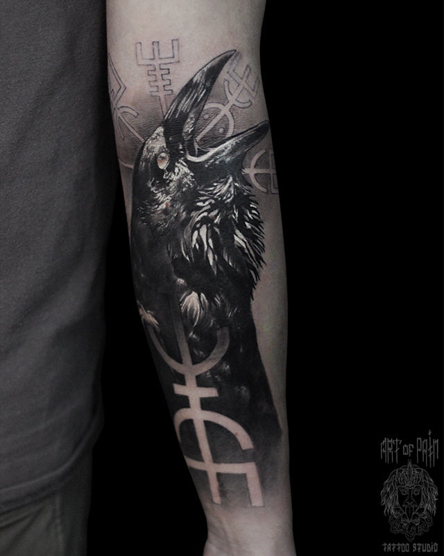 Татуировка мужская реализм на предплечье ворон и руны – Мастер тату: Александр Pusstattoo