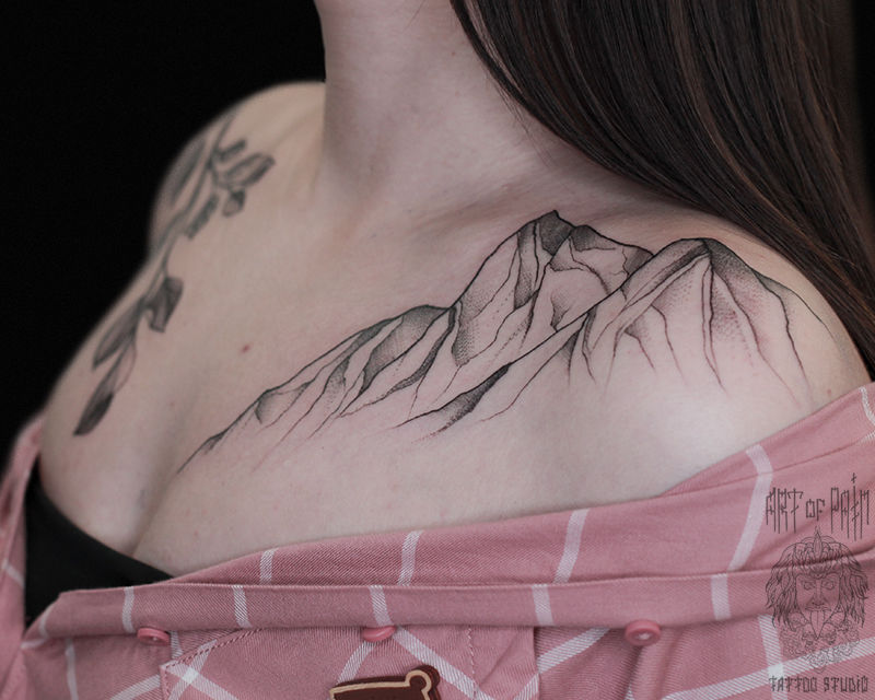 Татуировка женская графика на ключице горы – Мастер тату: 
