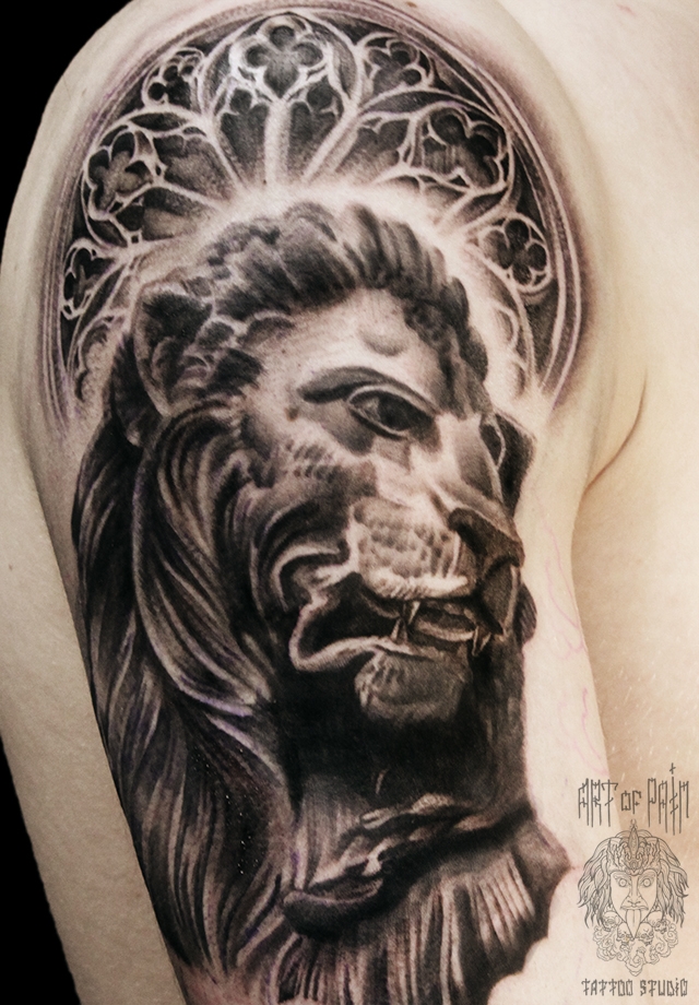 Татуировка мужская чикано на плече лев и арка – Мастер тату: 