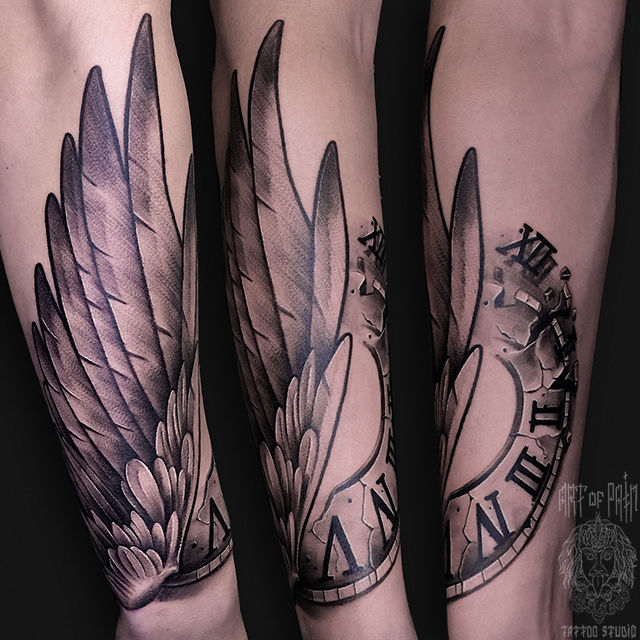 Татуировка мужская графика на предплечье крылья и часы – Мастер тату: Анастасия Юсупова