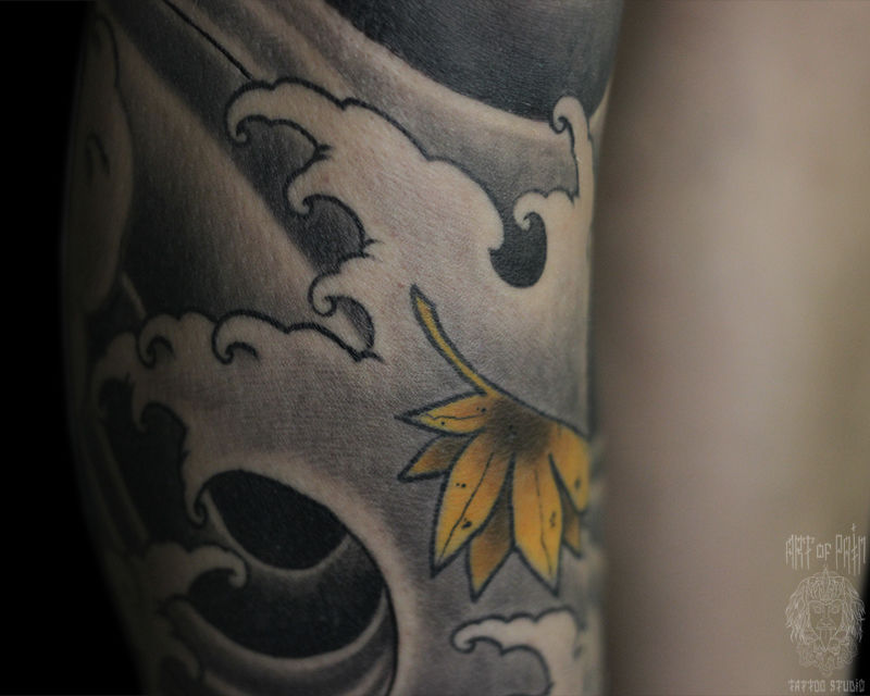 Татуировка мужская япония на ноге волны и лист клена – Мастер тату: Марк Акулов