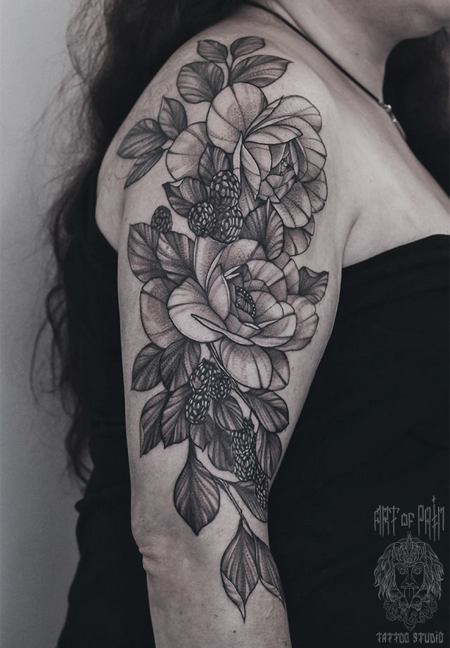 Татуировка женская графика на плече цветы с ягодами – Мастер тату: 