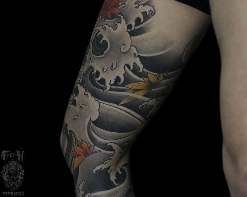 Татуировка мужская на ноге листы клена и волны в японском стиле – Мастер тату: Марк Акулов