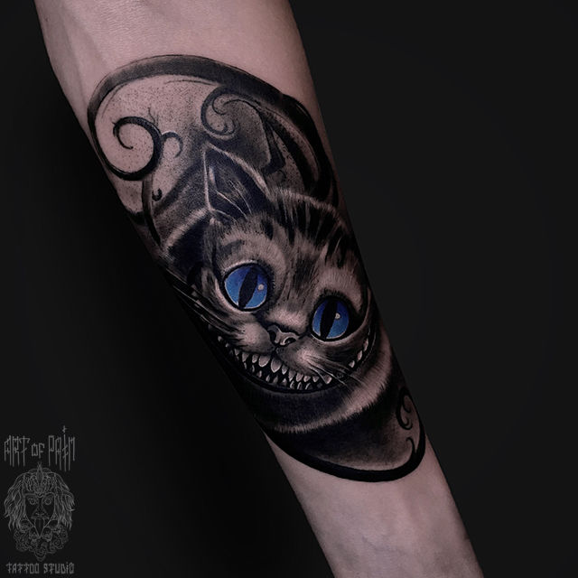 Татуировка мужская графика на предплечье чеширский кот – Мастер тату: Анастасия Юсупова