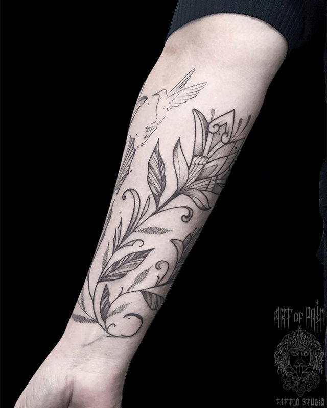Татуировка женская графика на предплечье цветок и голуби – Мастер тату: Мария Котова