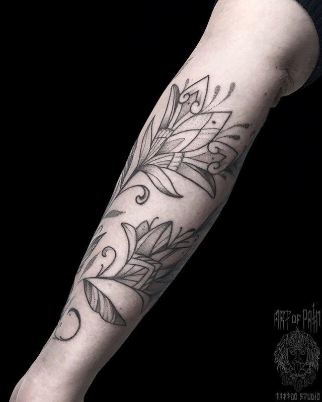 Татуировка женская графика на предплечье-рукав цветок – Мастер тату: Мария Котова