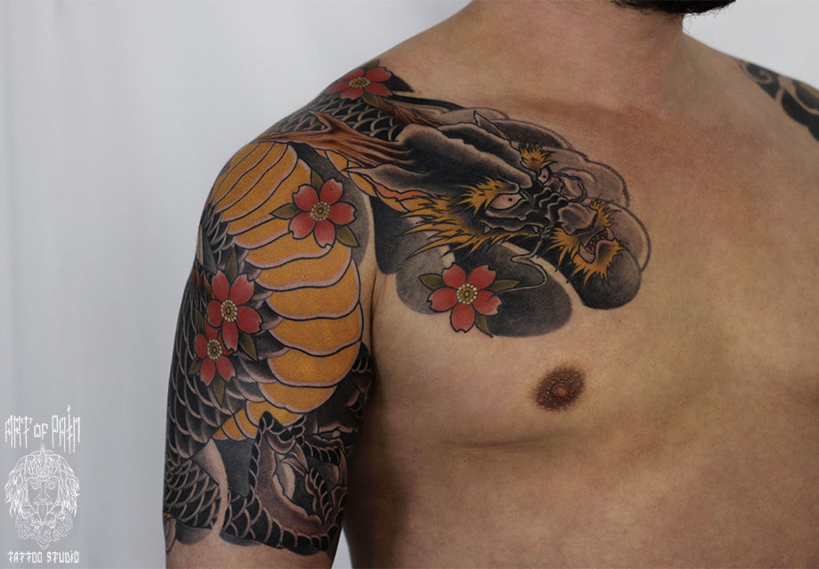 Татуировка мужская япония на плече дракон с цветами – Мастер тату: Марк Акулов