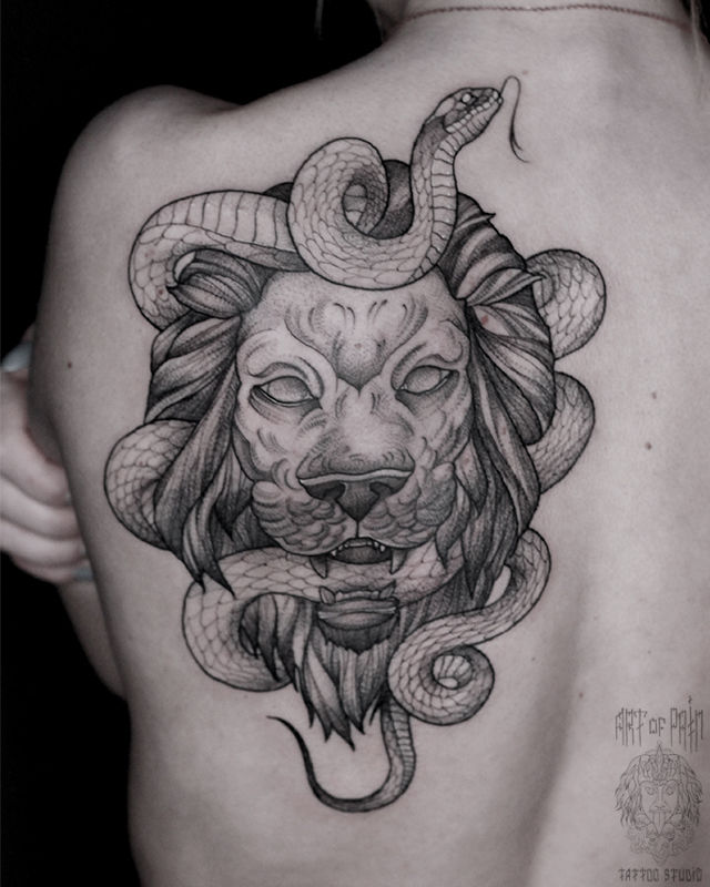 Татуировка женская графика на спине лев и змея – Мастер тату: 