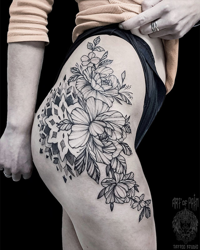 Татуировка женская графика и орнаментал на бедре мандала и цветы – Мастер тату: Мария Котова
