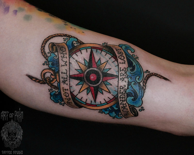 Татуировка женская олд скул на руке компас – Мастер тату: Анастасия Родина