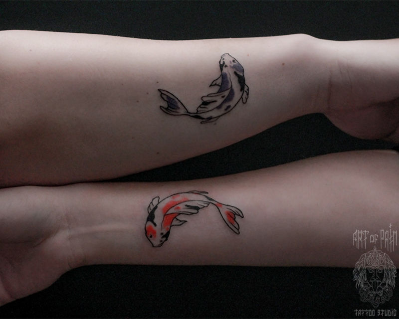 Татуировка женская графика на предплечьях рыбки – Мастер тату: 