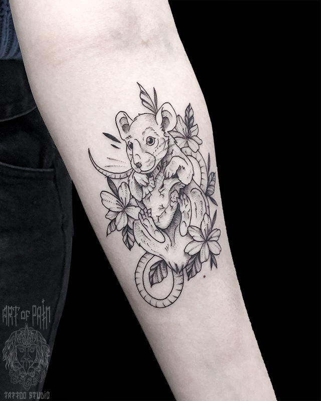 Татуировка женская графика на предплечье крыса в цветах – Мастер тату: Мария Котова