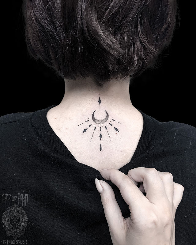 Татуировка женская графика на шее узор – Мастер тату: Мария Котова
