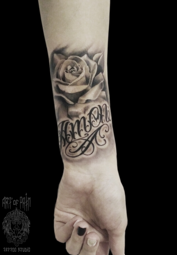 Татуировка женская чикано на предплечье роза и надпись – Мастер тату: 