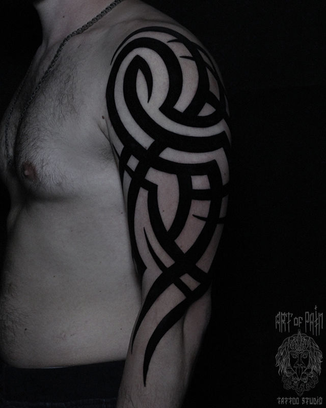 Татуировка мужская графика на плече узор – Мастер тату: Юрий Хандрыкин