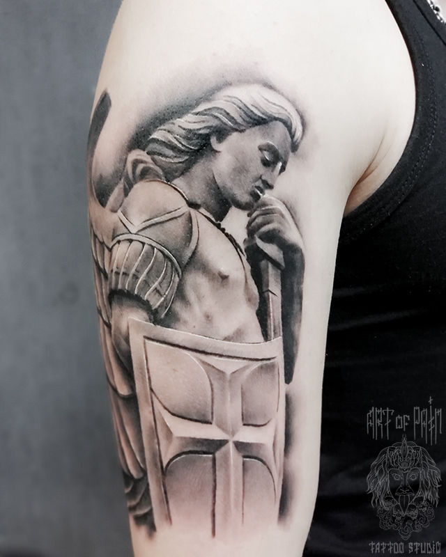 Татуировка мужская black&grey на плече статуя ангела-хранителя на холме Tepeyac – Мастер тату: 