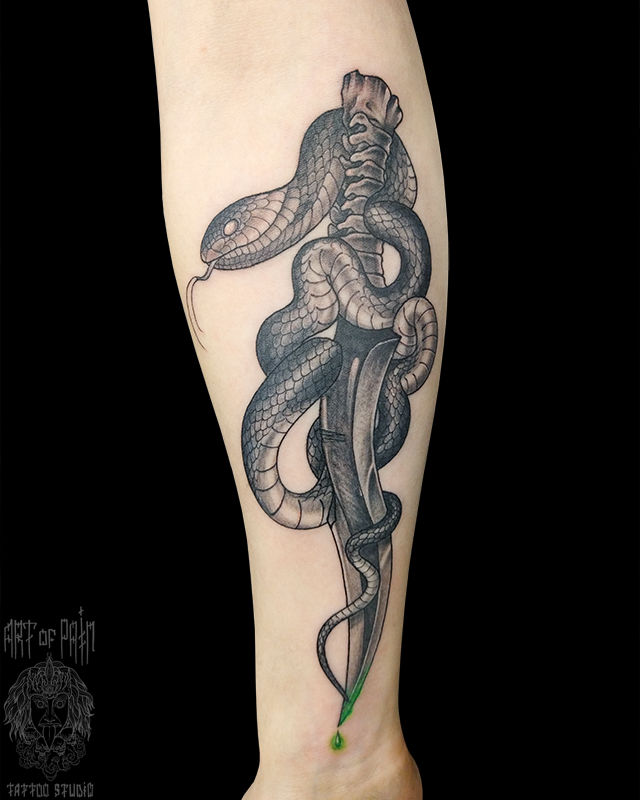 Татуировка женская нью скул на предплечье змея и нож – Мастер тату: Анастасия Родина