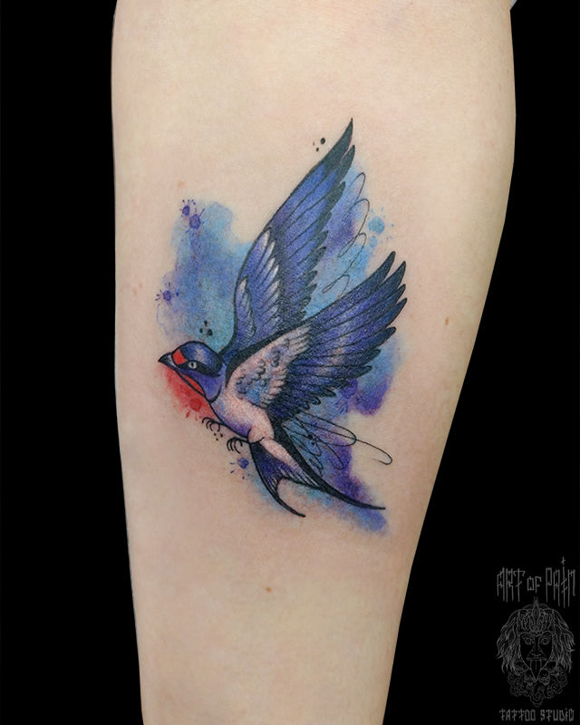 Татуировка женская реализм на предплечье синяя ласточка – Мастер тату: Анастасия Родина