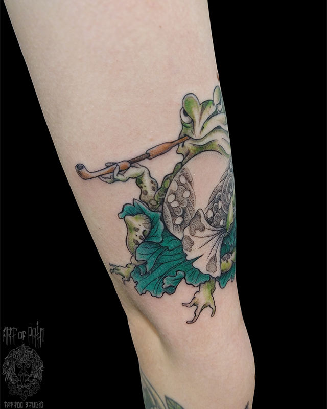 Татуировка женская графика на руке жаб с трубкой – Мастер тату: Анастасия Родина