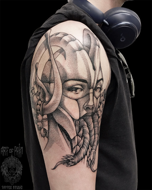 Татуировка мужская графика на плече девушка – Мастер тату: Николай Орф