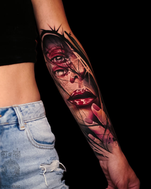 Татуировка женская хоррор на предплечье демон – Мастер тату: Дмитрий Шейб