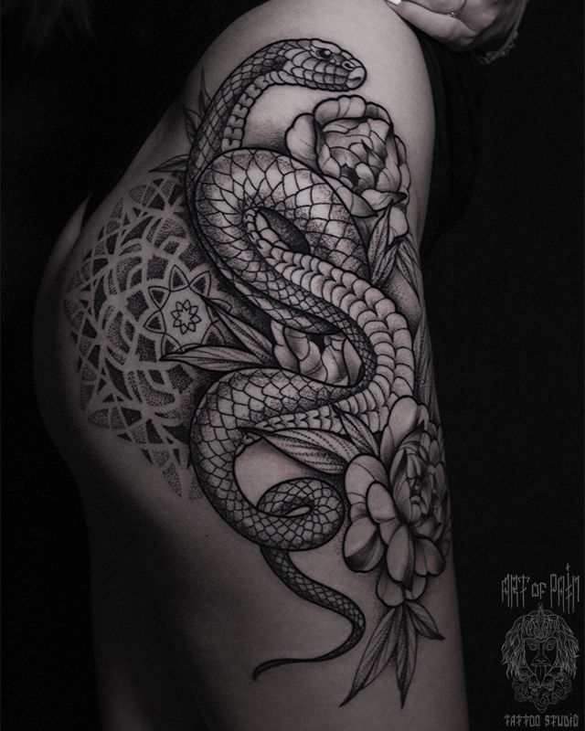 Татуировка женская графика на бедре змея и мандала – Мастер тату: Юрий Хандрыкин