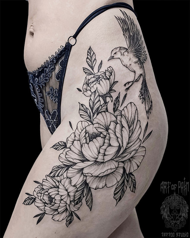 Татуировка женская графика на бедре цветы и птица – Мастер тату: Мария Котова